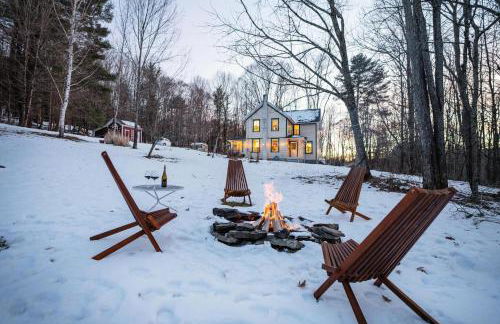 The Swiss Hill Farmhouse - 5 Bedrooms w Hot Tub - Foto 4