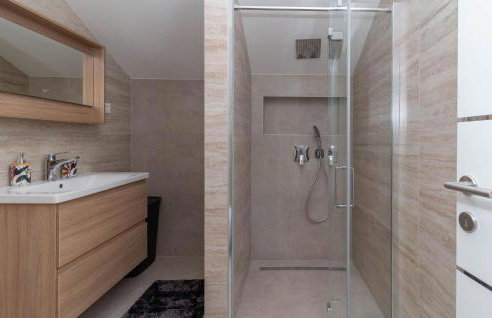 Gorgeous Home In Smokovic - Photo 37