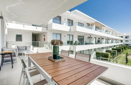 Bel Air Estepona - Modern 2BR Apartment With Terrace, Pool and Close To The Beach - Photo 12