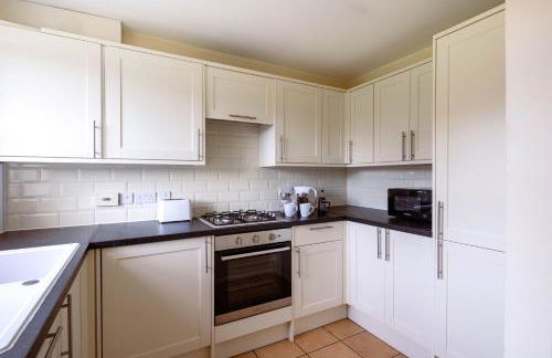 Guildford Townhouse with Parking - Foto 7