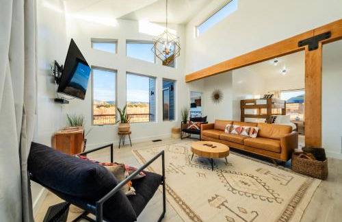 Brycegate Retreat. Stunning Views. Modern Comforts. - Photo 16