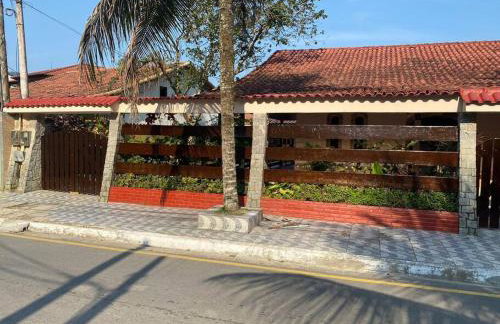 Ampla casa em condomínio a 300mt da praia - Foto 1