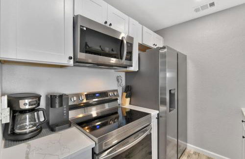 Stay Awhile Condo Minutes to Beach with Pool - Foto 11