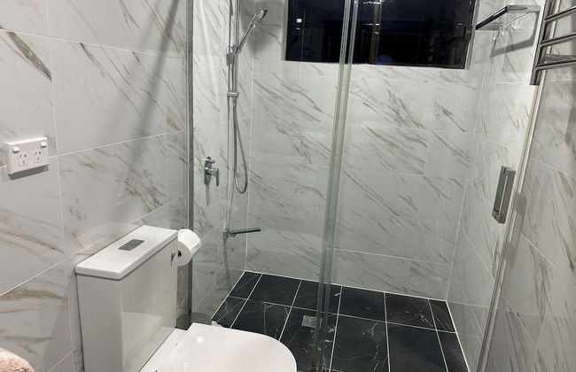 Cheerful 4 Bedroom with free Parking - Foto 11