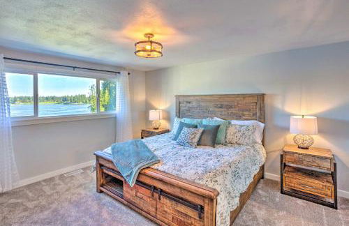 Lakeside Lacey Gem with Sauna and Private Dock - Foto 22