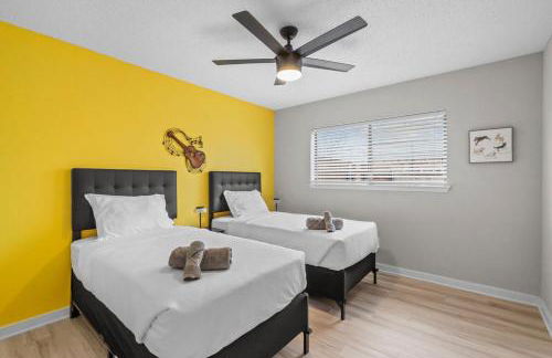 DFW Retreat - Pool, Spa & Minutes to Dallas & Fort Worth - Photo 12