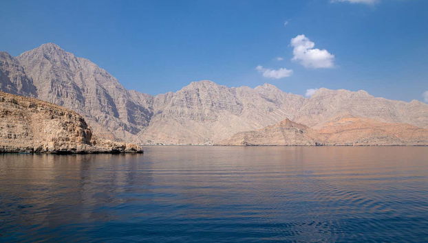 Vistas das tranquilas das águas de Khasab