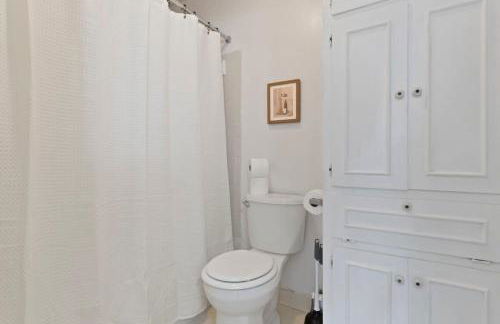 Large Fenced Yard near Midtown- Shamrock Stay - Foto 13