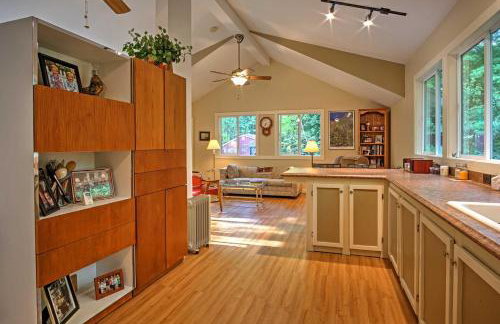 Harbert Cottage with Fire Pit Half Mile to Beach! - Foto 24