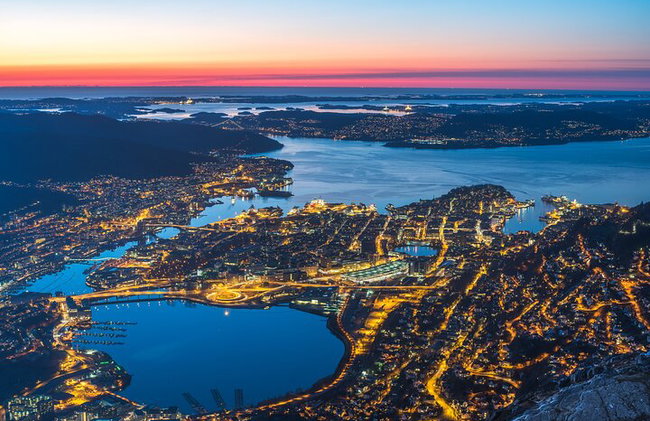 Bergen bei Nacht: Gipfeltour zu Ulriken & Fløyen mit Seilbahn - Foto 2