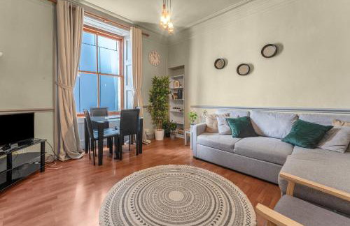 Central, Cozy 2BR-1BA-Haymarket - with Parking - Foto 1