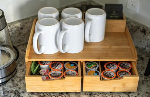 Downtown Retreat, 5BR Game Room & Pet Friendly - Photo 39