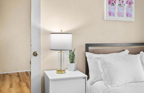 Mira Mesa Family Retreat 4BR with Balcony and Firepit - Photo 16