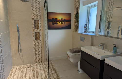 Unique, Spacious, Self-Built Eco Home with huge garden and movie room - Photo 32