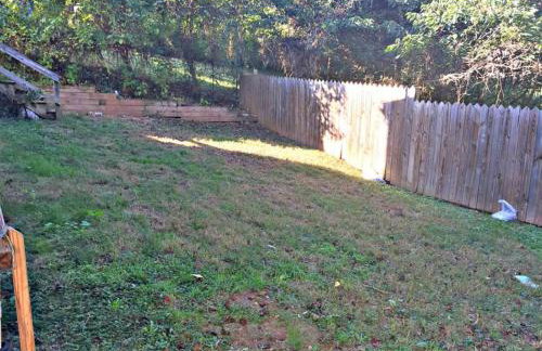 Walk to Hospital, Heart of Cville, Fenced backyard - Foto 14