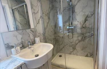 Bumblebee Barn, Luxury contemporary holiday home - Photo 9