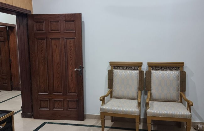 Impeccable 4-bed Villa in Gujrat - Photo 2