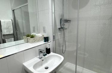 Cozy Bracknell Apartment With Modern Amenities - Photo 15