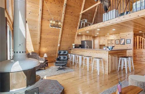 Lakefront Cabin with Loft and Bar - Foto 17