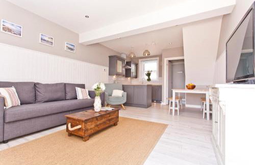 COASTGUARD COTTAGES by BOURNECOAST - A Charming Victorian Holiday Home with SEA VIEWS, HOT TUB and Garden - HB6098 - Foto 1