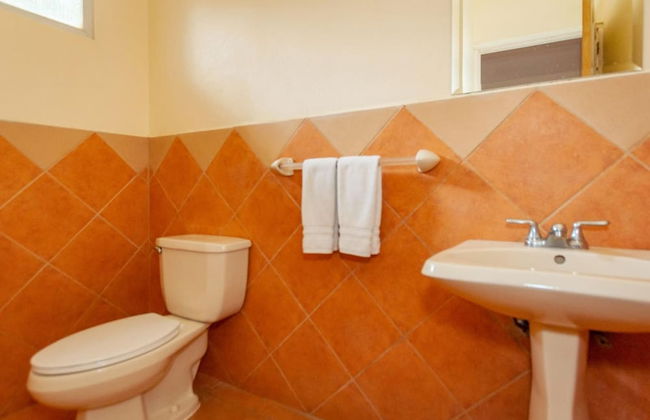 Nicely priced duplex in Surfside with private pool and AC in every room - Photo 19