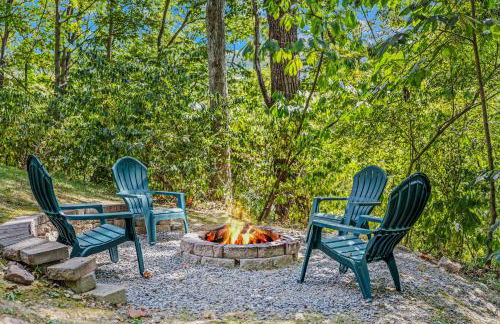 Chesnutt Cabin - Riverfront, Fire Pit, Game Room, Wifi, Screen Porch, View, King Bed - Foto 33