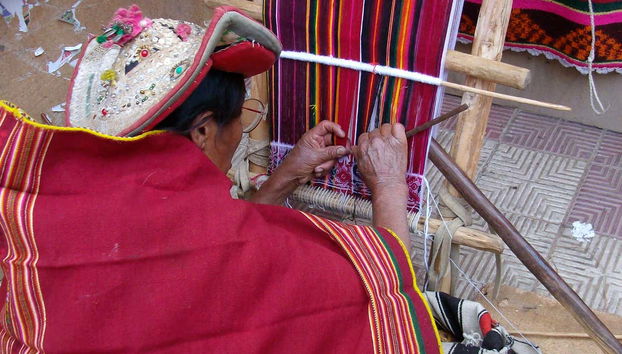 Tessitura su un telaio tradizionale