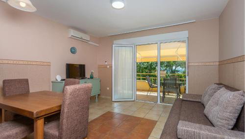 Gorgeous Home With Swimming Pool, Hot Tub & Sea View - Foto 4