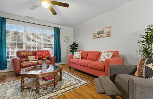 Entire home in prime Raleigh with community pool, dog park and golf course - Photo 3