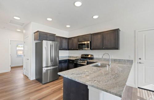 Modern Spacious Pool Apartment PET FRIENDLY - Photo 7