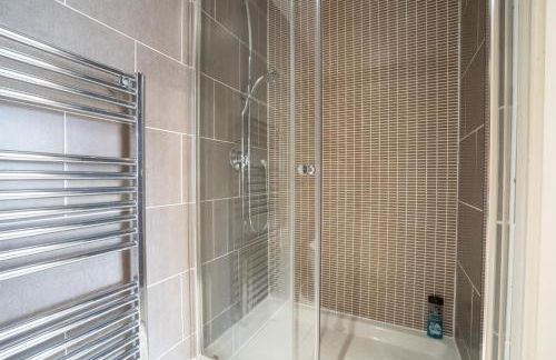 Emirates House, Luxe 5 Bed, with King sized Beds, next to Aiport & NEC, JLR 5 mins - Foto 15