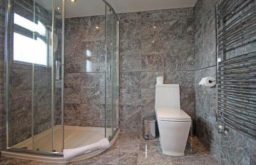 Queens Road - Luxury Spacious Home in Chester - Photo 12