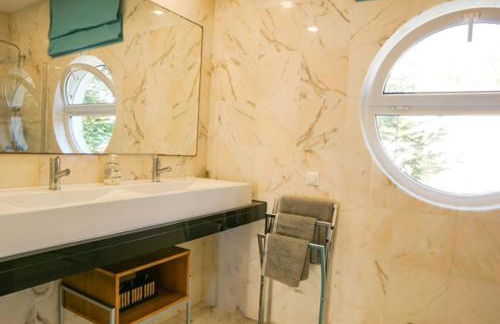 Edles Apartment in Architektenvilla mit großem Pool, Sauna, Dachterrasse und malerischem Garten - Foto 17