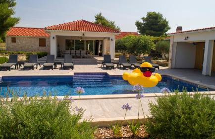 Luxury Villa Nature with heated private pool, sauna & fire pit, a short walk to the beach - Photo 24