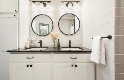 HostWise Stays - The Carnegie - Sauna, 1 Block from Butler St, Family Friendly - Foto 26