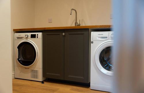 Forest Corner Luxury Home with Hot Tub - Foto 17