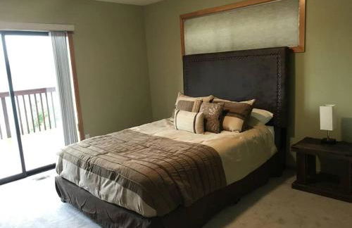 Beautiful Private Lake Lodge with Private Dock and Mountain Views - Foto 33