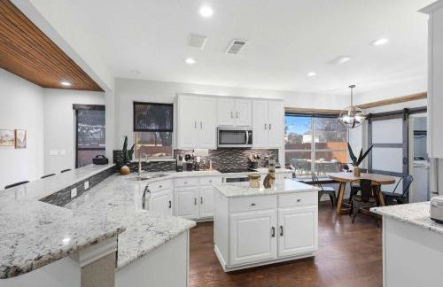 5-BD Vacation Retreat w Pool & Ping Pong - Foto 12