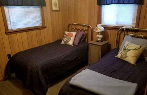 Secluded Lake Cottage Rental with a Dock and a Game Room in Hale, Michigan - Foto 31