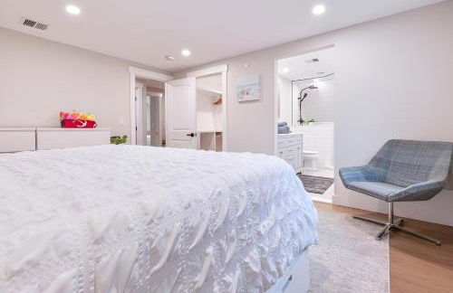 Renovated & Sophisticated Home Near Beach & Shops! - Photo 52