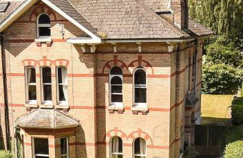 Large 2 bedroom town centre flat with free parking - Foto 1