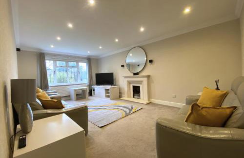 Beautiful 5 Bed 3 Bathroom Detached Family Home 8 - Photo 2