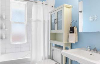 Sojourn Lovely Hill Family Home with Backyard near DC Icons - Foto 26