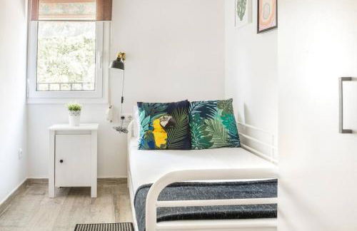 Charming Apartment With Vibrant Accents - Photo 15