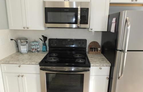 Beach Town Escape - Newly-Remodeled & Gorgeous! - Photo 23