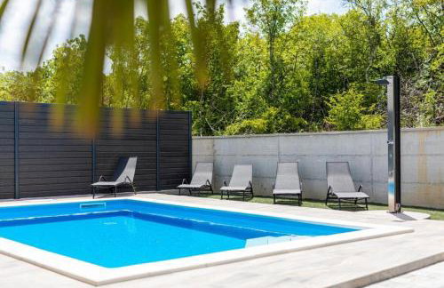 VILLA GEORGE z ogrevanim bazenom in vrtno kuhinjo - Foto 22