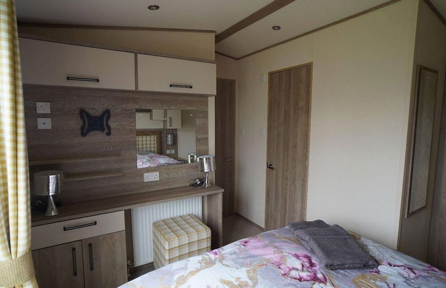 Stunning River View 2 Bedroom Caravan With Decking - Foto 3