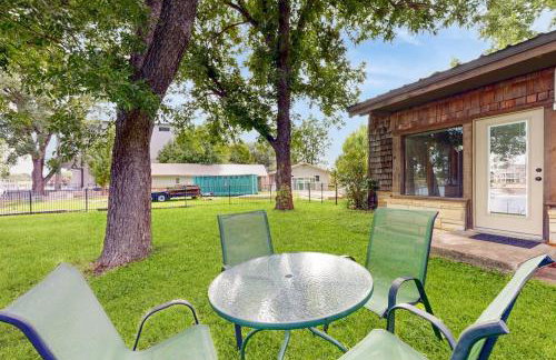 Classic Lakefront Cottage with Private Dock, Lovely Lake View, Backyard & WiFi - Foto 2