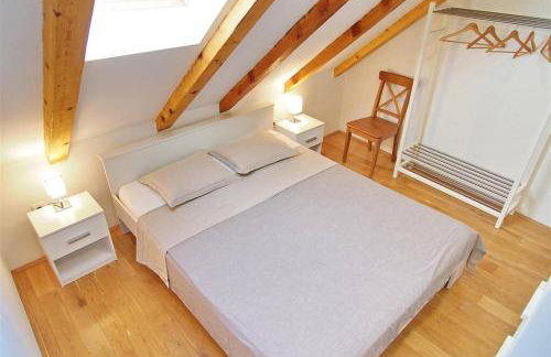 Waterfront stone house in city center - Photo 10