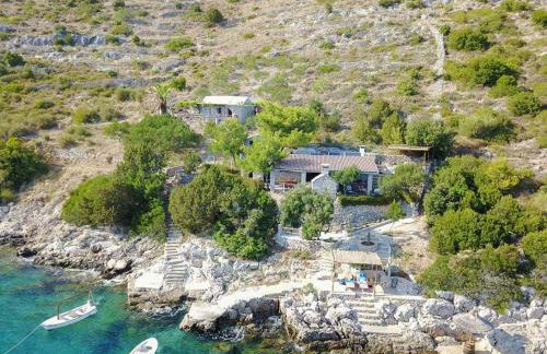 Secluded fisherman's cottage Cove Spiljice, Brac - 17031 - Photo 1